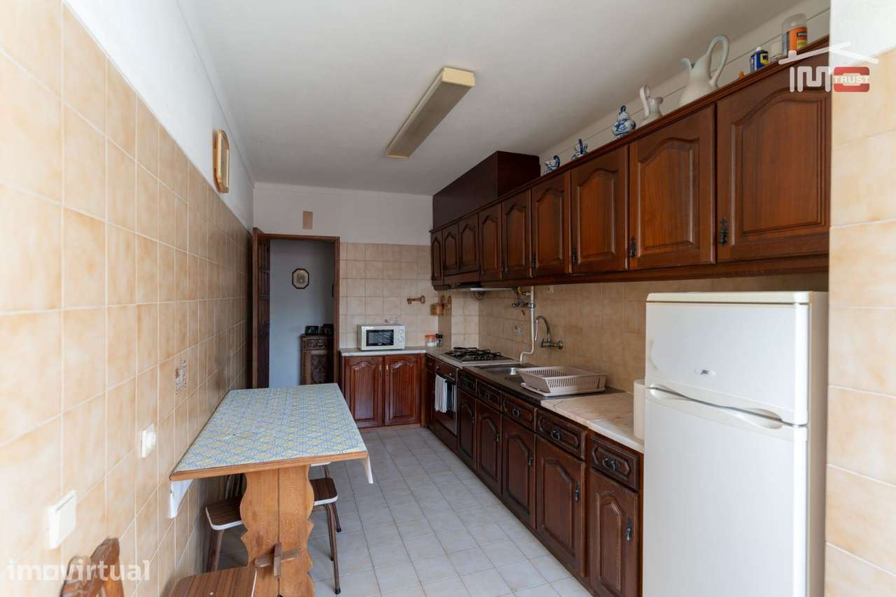 APARTAMENTO T2 COM ELEVADOR E PARQUEAMENTO NA CAVE VISTA MAR LATERA... - Grande imagem: 2/22