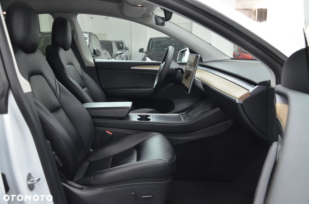 Tesla Model Y Long Range AWD - 15