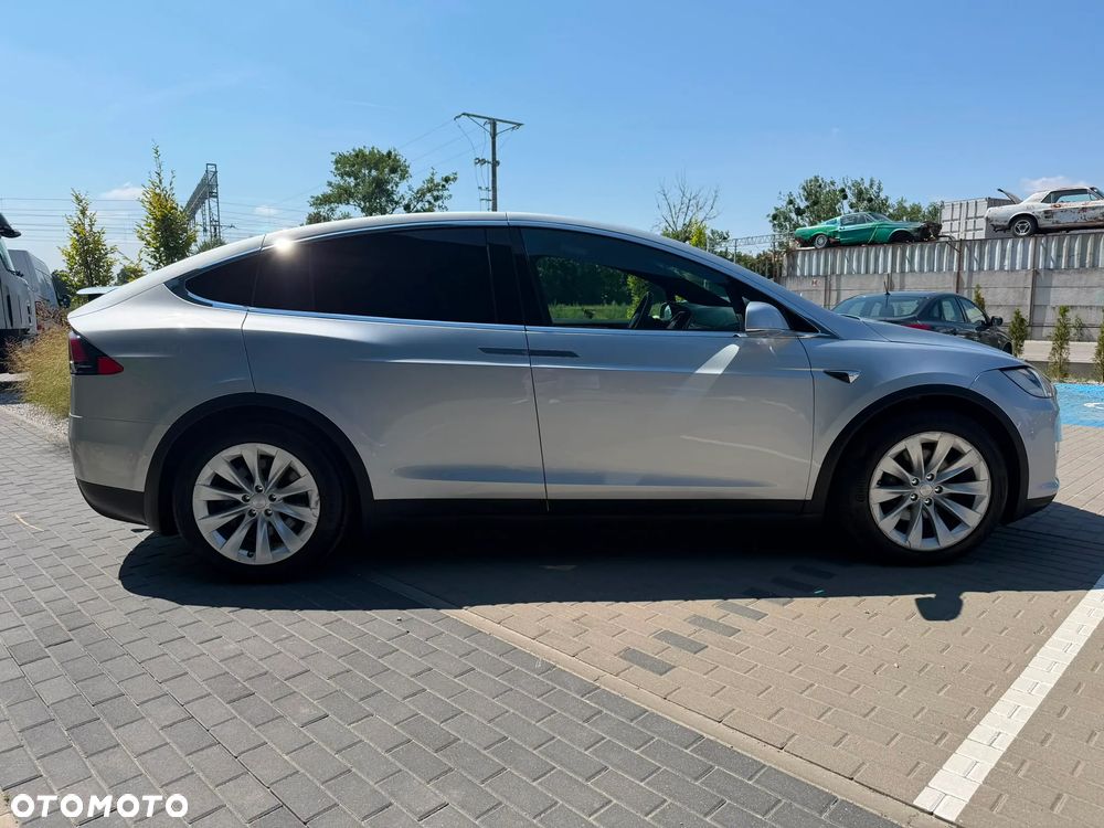 Tesla Model X - 7