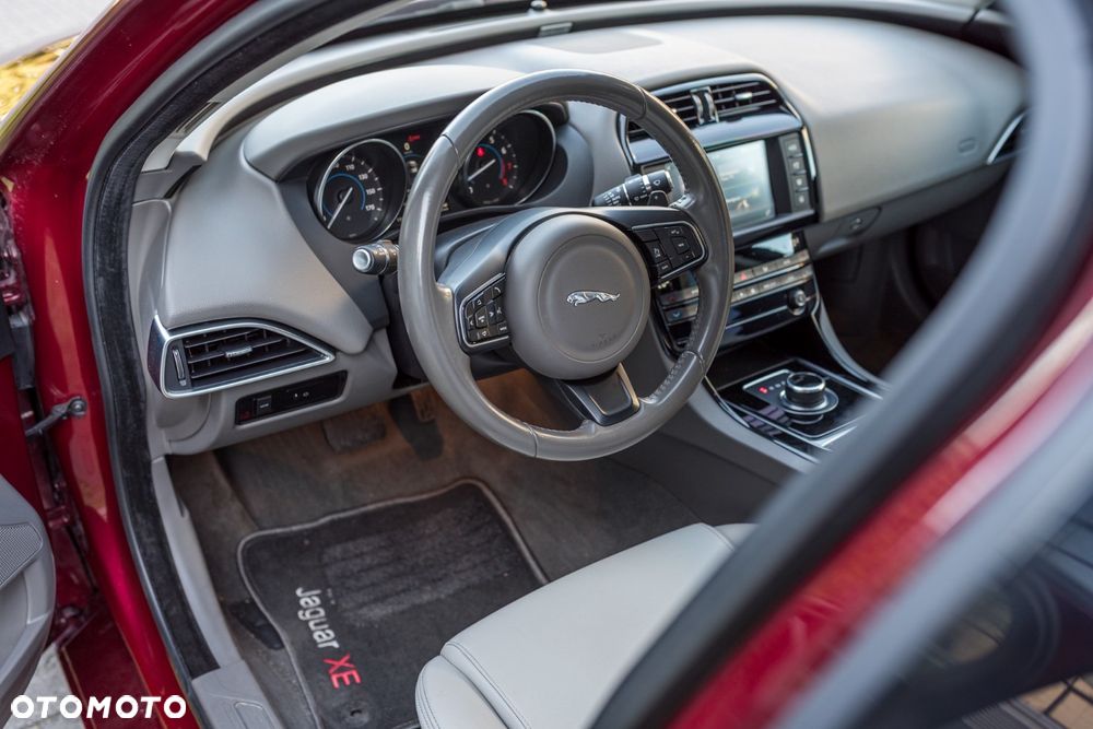 Jaguar XE 2.0 T Prestige - 11