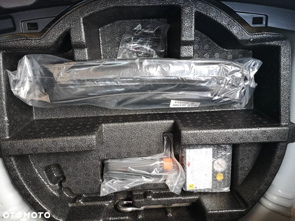 Toyota Yaris Hybrid 100 Sol - 31