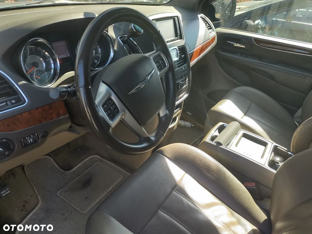 Chrysler Town & Country - 4