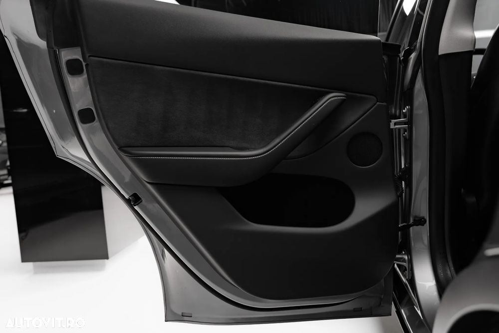 Tesla Model Y Long Range AWD - 25