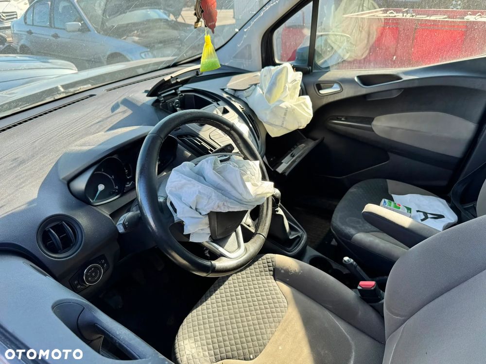 FORD TOURNEO COURIER 2017 *SAMOCHÓD NA CZĘŚCI* 6216 Blazer Blue MASKA, LAMPA, DRZWI, LUSTERKO, ZDERZAK, GRILL, BŁOTNIK, KLAPA, BELKA, DESKA, FOTELE, KANAPA, ĆWIARTKA KIEROWNICA, TARCZE, ZACISKI, ZAWIESZENIE, KOMPLETNY PRZÓD, KOMPLETNY TYŁ, LICZNIK, ZEGARY, PRAWE LEWE PRZÓD TYŁ - 5