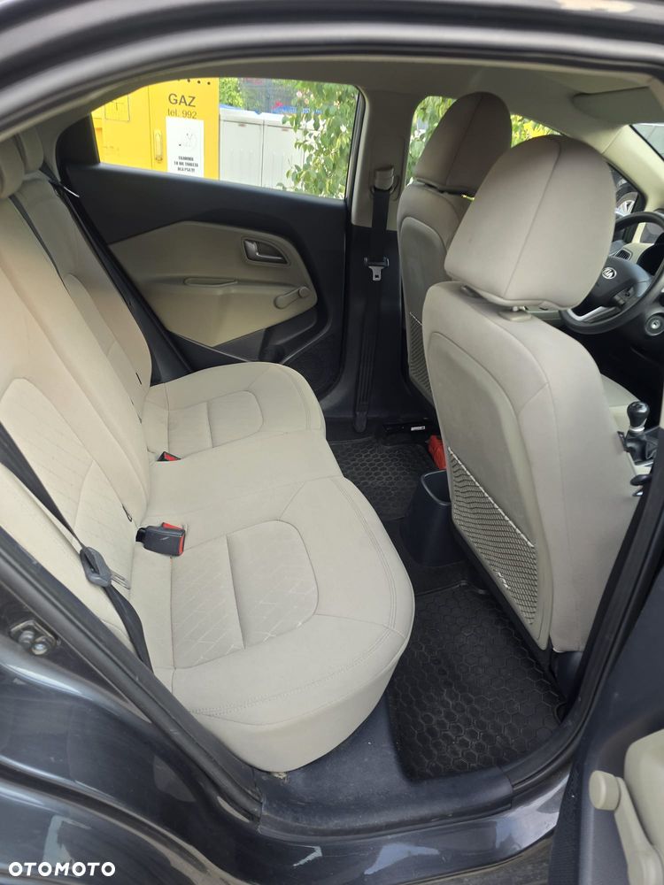 Kia Rio 1.2 M - 10