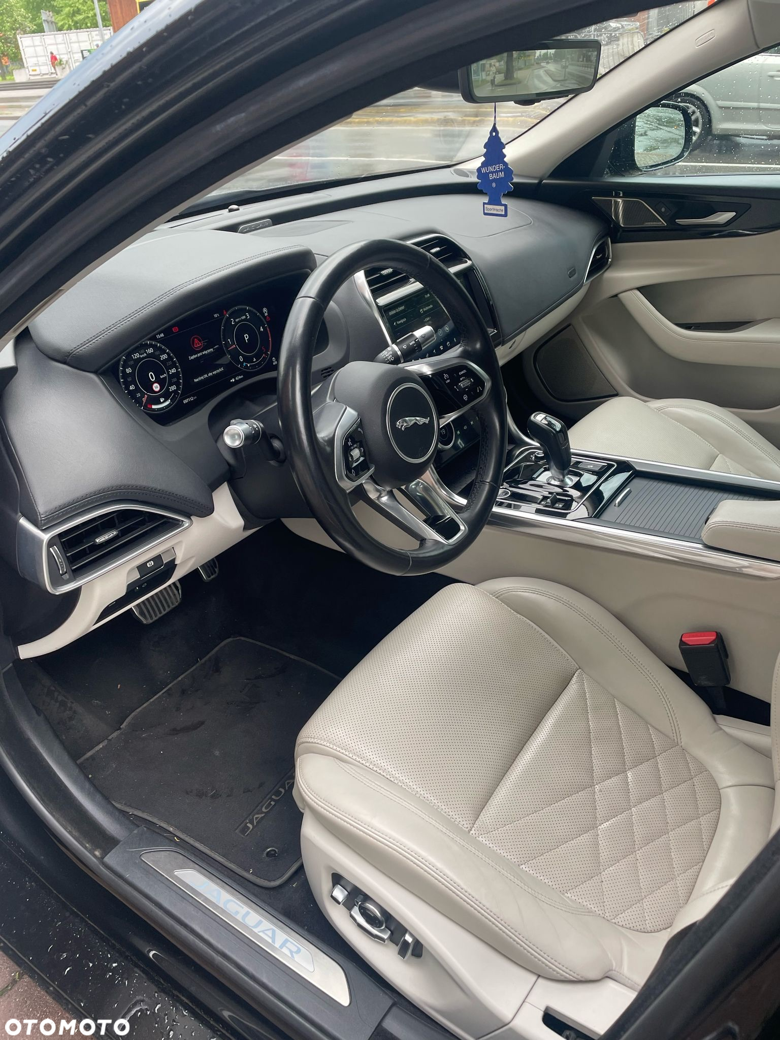 Jaguar XE 2.0 D180 HSE - 24