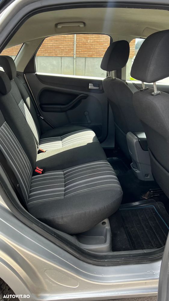 Ford Focus 1.6 Ambiente - 8