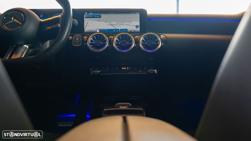 Mercedes-Benz A 250 Limousine e AMG Line - 24