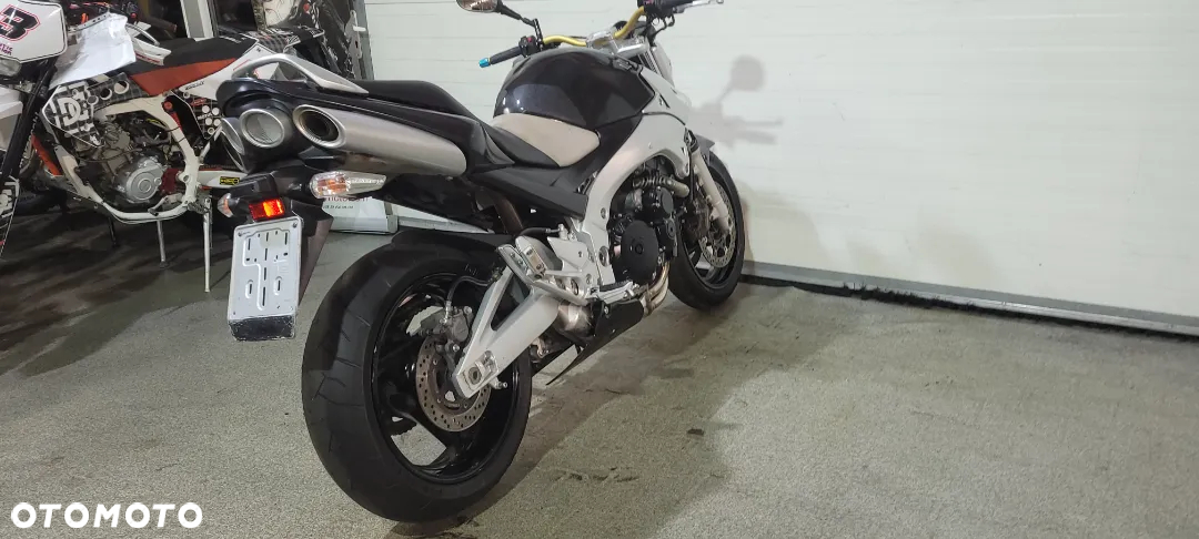 Suzuki GSR - 19
