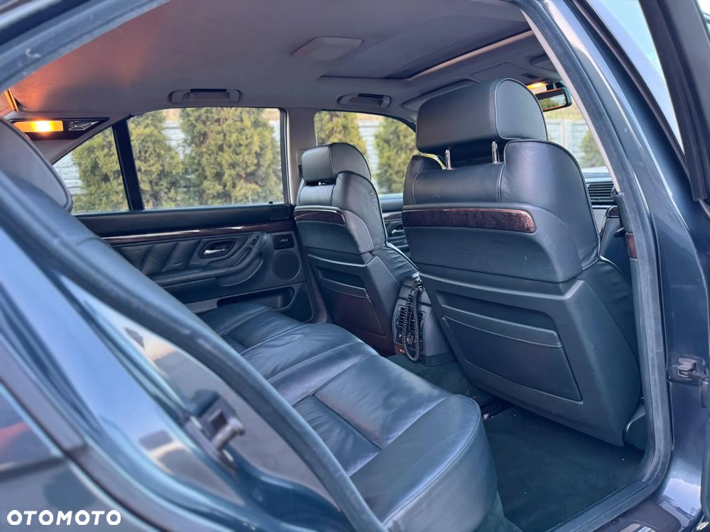 BMW Seria 7 750i - 12