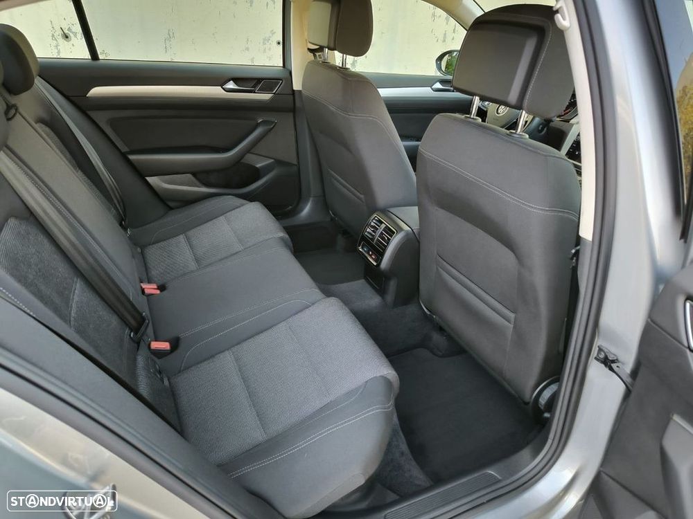 VW Passat 2.0 TDI Business P.DSG - 33