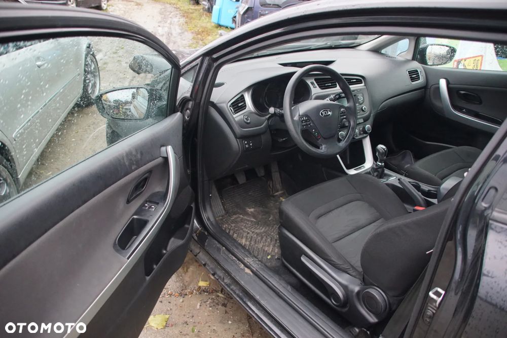 Auto na części - Kia ProCeed Pro_cee'd II 1.6 CRDI 110 KM D4FB WDJ6 WK 2014R Silnik Skrzynia Drzwi Klapa Błotnik Zderzak Lampa Szyba Lusterko Deska Kokpit Sterownik Moduł Czujnik Licznik Kierownica Panel - 9