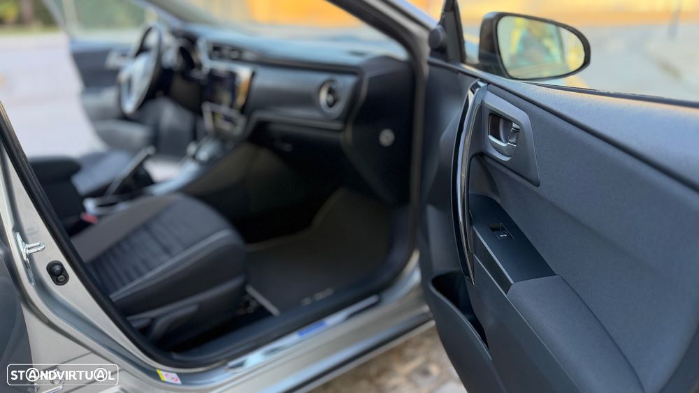 Toyota Auris Touring Sports 1.8 HSD Comfort +P.Techno+P.Sport - 18