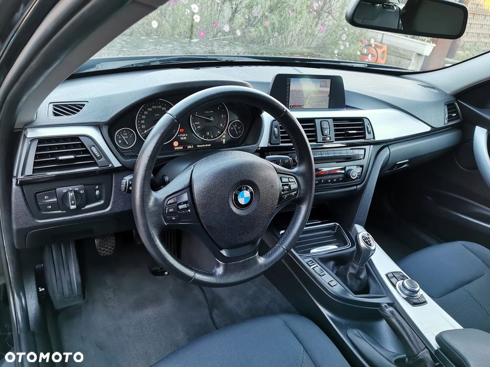 BMW Seria 3 320d xDrive - 26