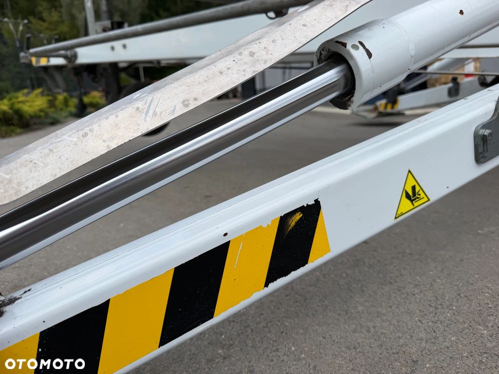 Nifty DINO 120T. Zwyżka koszowa 12 metrów wysuwana na raz. Podnośnik HDS. Napęd Hydrauliczny na dwa koła. Obraca się w koło 360. jak nówka z salonu. 2016 rok. 1220 mtg. Książka Serwisowa od nowości do wglądu. PRĄD 230v. 4 sekcje sterowania na dole. Nowy model! Z komuny Norweskiej. Używana była 1 raz do roku. Serwisowana w DEKRA do końca OKAZJA. Zwyżka Obrotowa. Poziomowanie kosza. Pełna Hydraulika. Sterowanie góra dół! Wysuwane ramie. Wieniec tryby zero zużycia! Ani deka luzów i wycieków. Mała lekka i zwinna zwyżka o potężnym zasięgu. OKAZJA TANIO. Do rejestracji. Import Norwegia! Posiadam 4 sztuki wszystkie jak nowe z salonu. Zapraszam do przetestowania. Nowy Sącz. woj. Małopolskie - 39