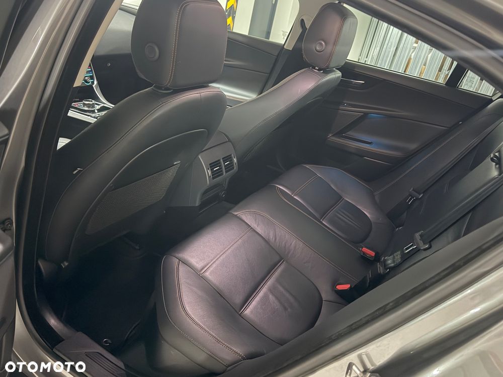 Jaguar XE 20d AWD Pure - 13