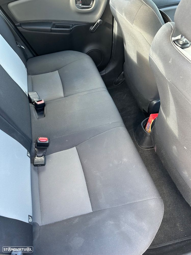 Toyota Yaris 1.0 VVT-i Comfort c/ Design-Pack - 8