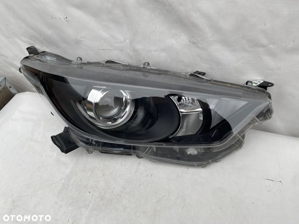 lampa yaris IV zwykły prawy eu cały - 1