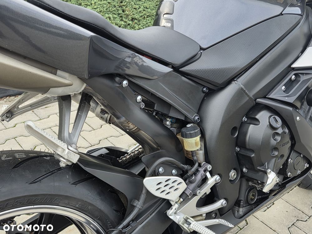 Yamaha R1 - 23
