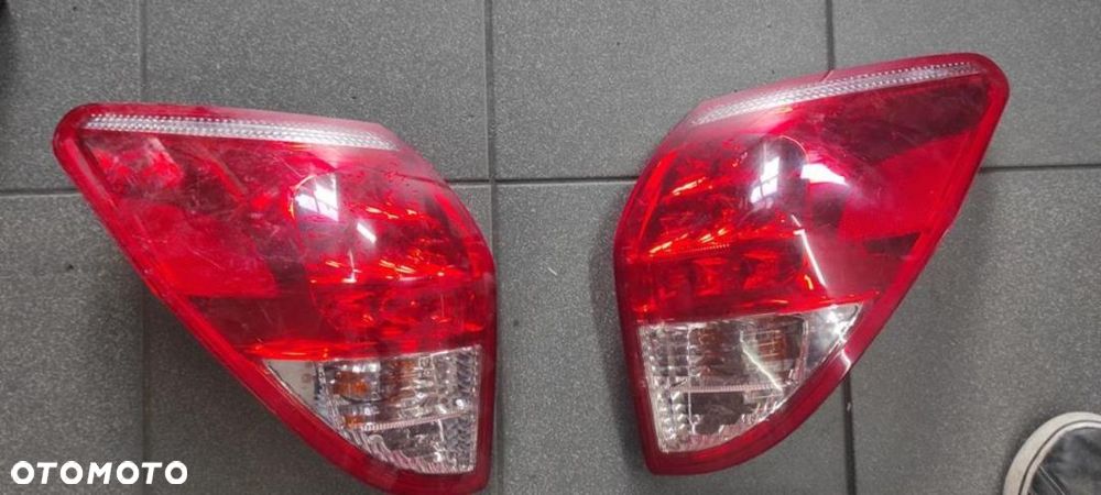 LAMPA TYLNA LEWA PRAWA TOYOYTA RAV IV 4 LED - 1
