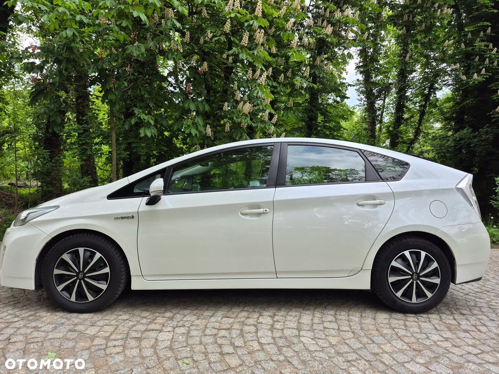 Toyota Prius (Hybrid) Executive - 11