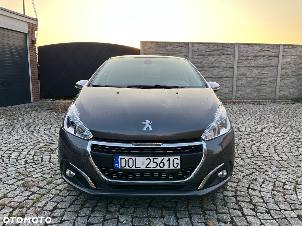 Peugeot 208 - 8