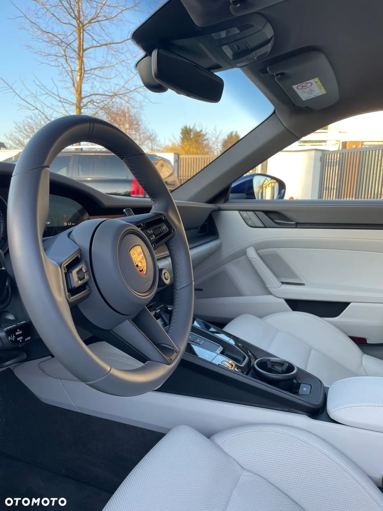 Porsche 911 Carrera 4 GTS - 11