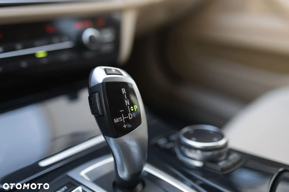 BMW Seria 5 520d xDrive - 14