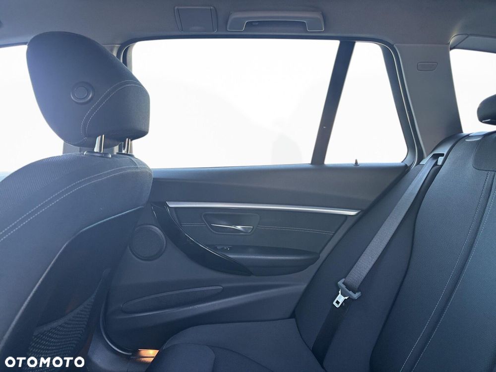 BMW Seria 3 320i GPF xDrive - 36