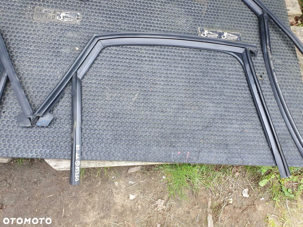 Ramka Uszczelka Szyby Drzwi Prowadnica Guma AUDI A4 B8 Sedan Kombi - 11