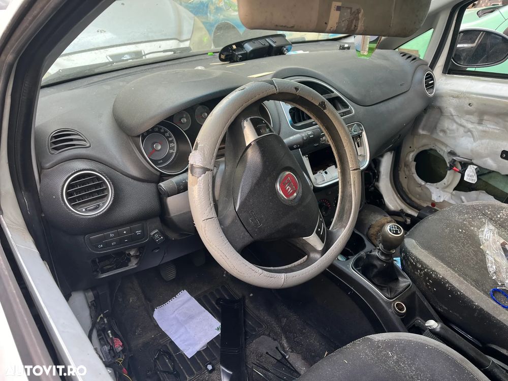 Dezmembrez Fiat Punto facelift alb 2010-2011 1,4 benzina - 3