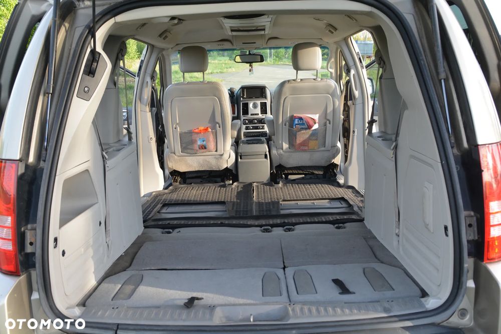 Chrysler Town & Country - 23