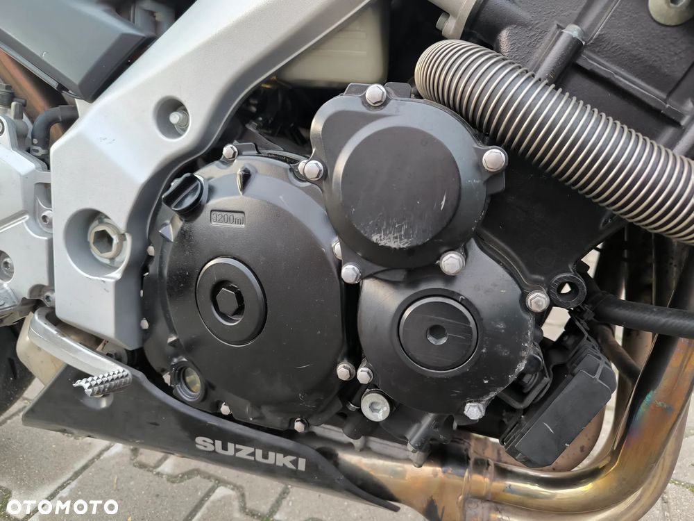 Suzuki GSR - 11