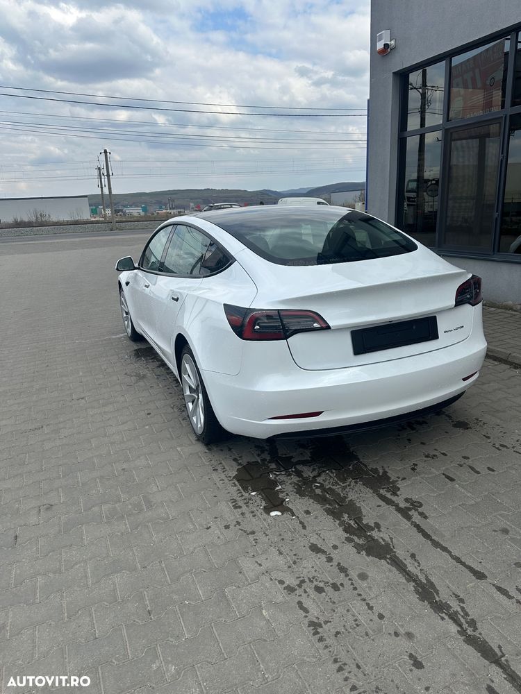 Tesla Model 3 - 3