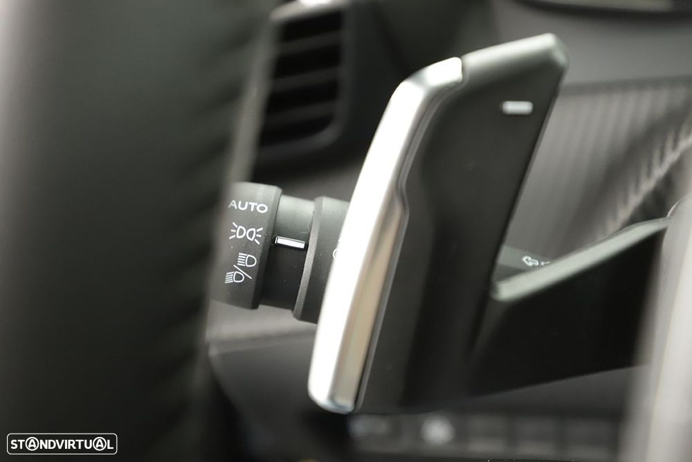 Peugeot 2008 1.2 PureTech Allure EAT8 - 17