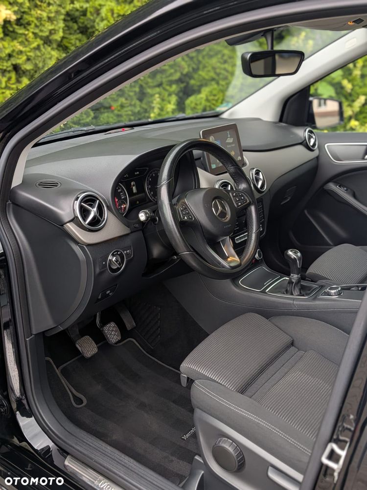Mercedes-Benz Klasa B 180 Edition - 15