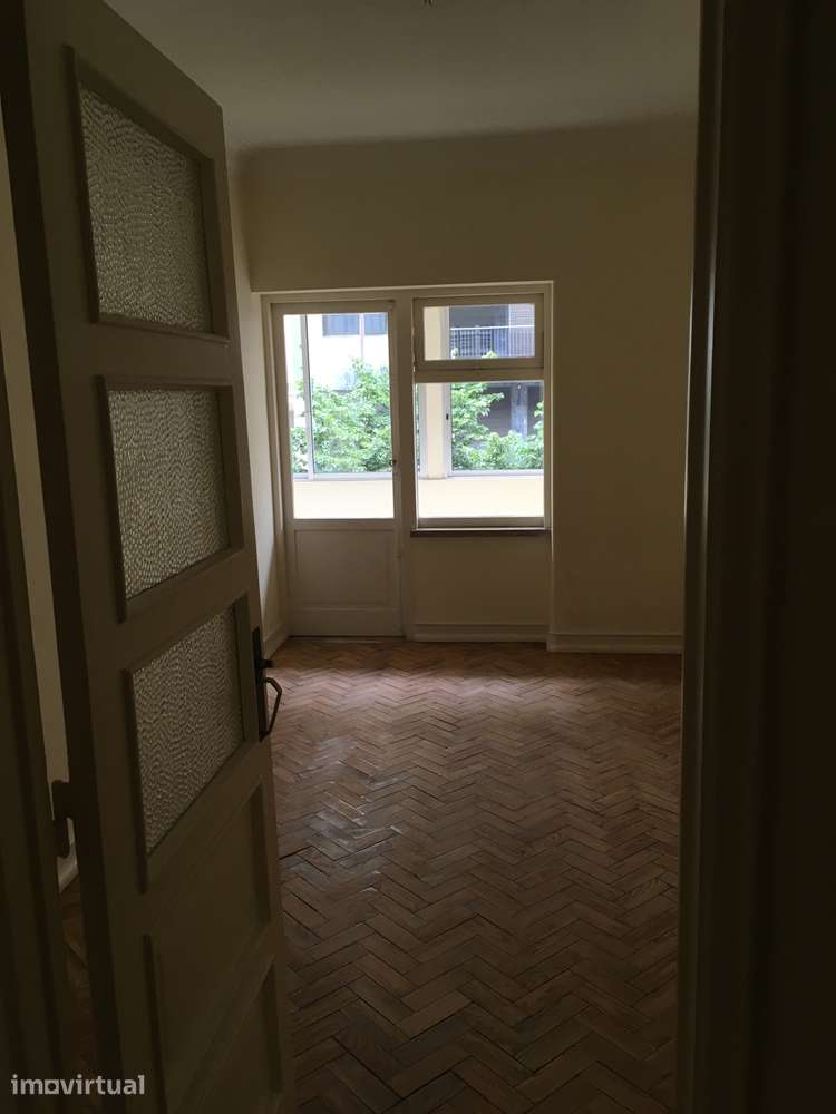 Apartamento T2 na Av. Almirante Reis, totalmente recuperado. - Grande imagem: 3/14