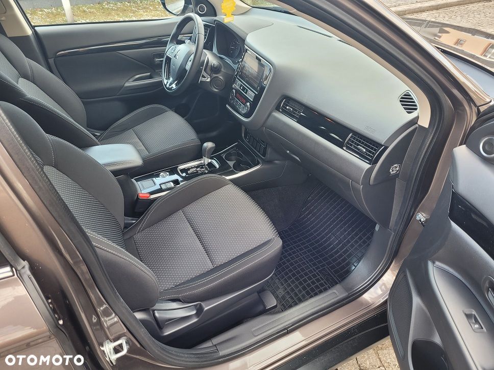 Mitsubishi Outlander 2.0 Intense + Navi 4WD CVT - 9