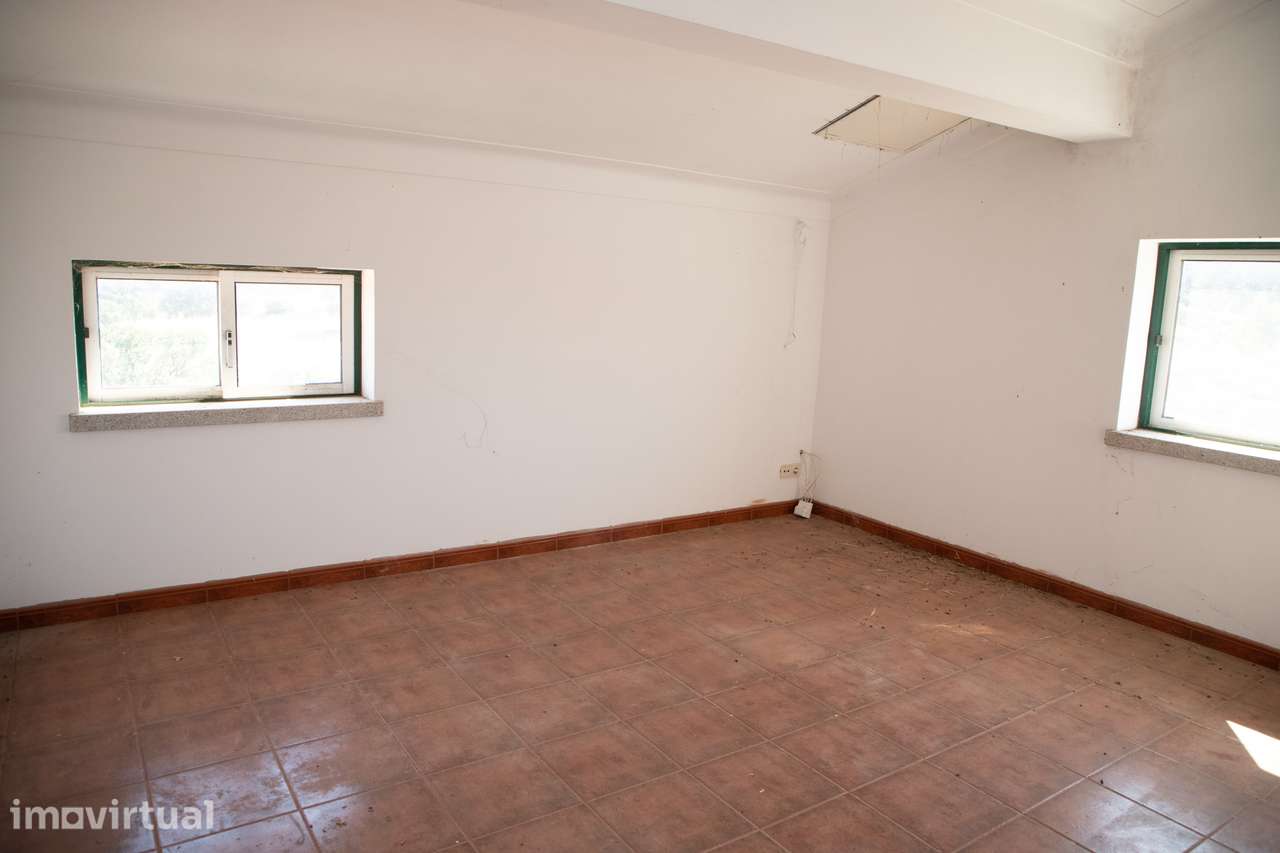 Terreno Urbano com Moradia  – Excelente Oportunidade de Investimento - Grande imagem: 5/42