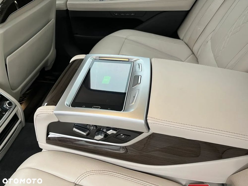 BMW Seria 7 750i xDrive - 14