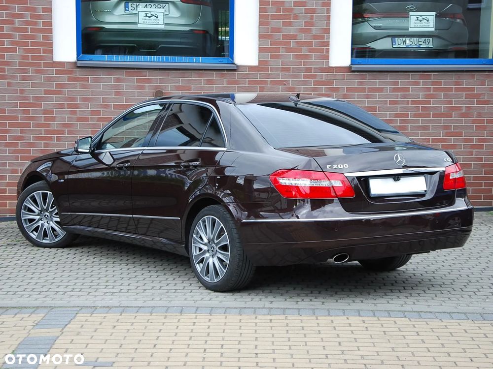 Mercedes-Benz Klasa E ver-200-cgi-blueefficiency-elegance - 27
