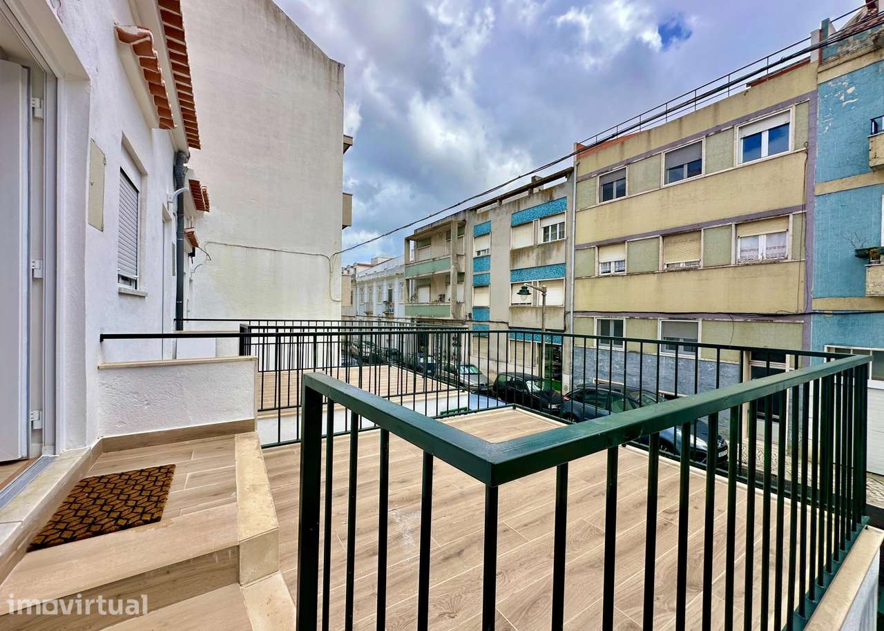 Moradia T3 em Banda Totalmente Renovada com Terraço - Avenidas Novas - Grande imagem: 4/23
