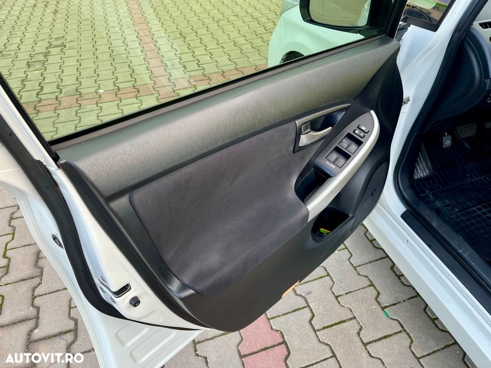 Toyota Prius Plug-in (Hybrid) Life - 18