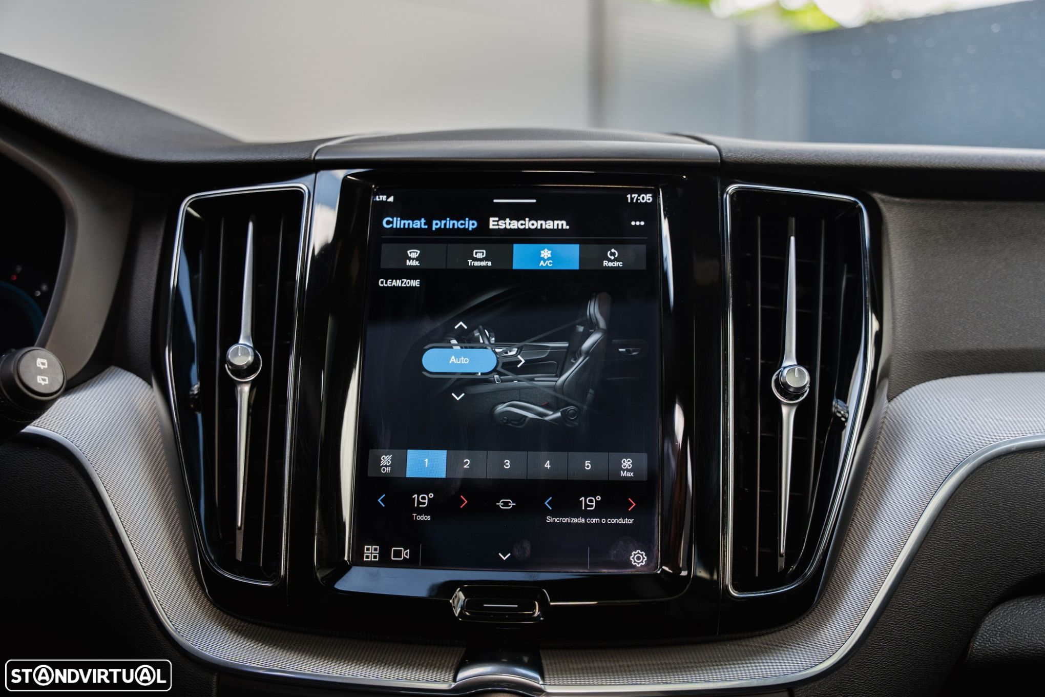 Volvo XC 60 2.0 T6 PHEV R-Design AWD - 56