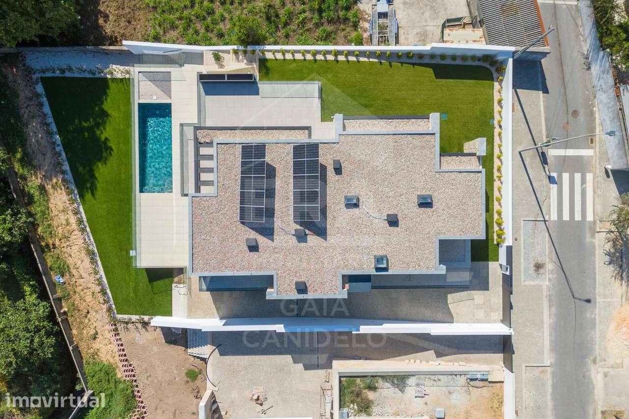 Moradia T4 com piscina e jardim na Granja - Grande imagem: 4/35