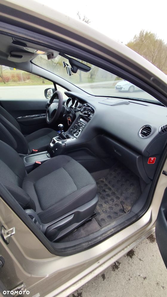 Peugeot 5008 1.6 THP Family - 14