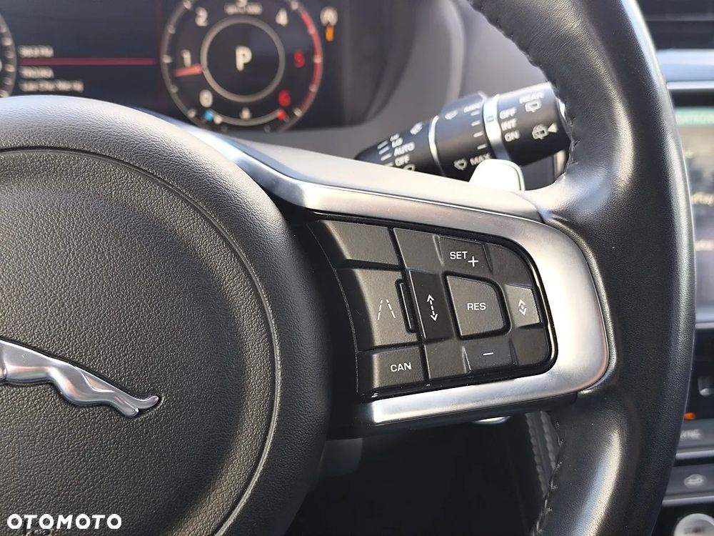 Jaguar F-Pace 20d AWD Chequered Flag - 17