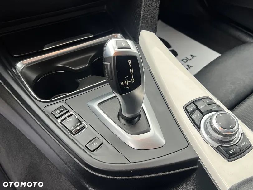 BMW Seria 3 318d Touring - 15