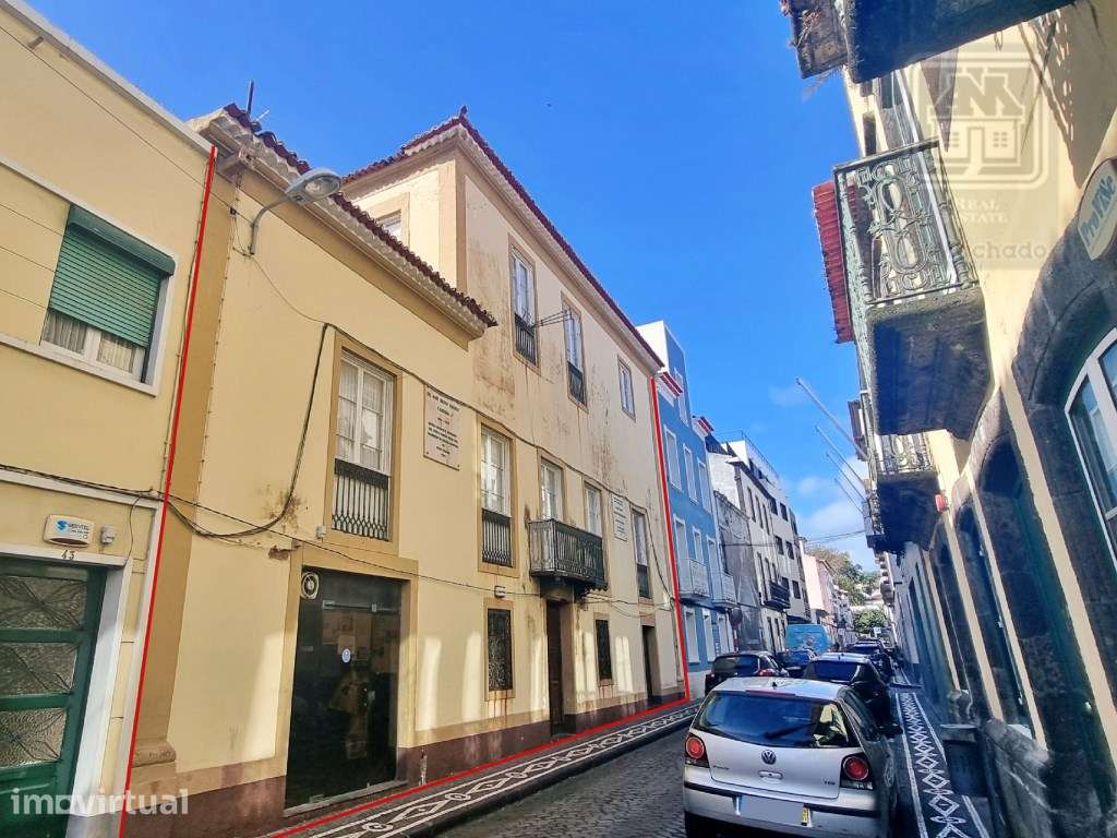 AMPLO EDIFÍCIO - MORADIA com QUINTAL no centro histórico Ponta Delg... - Grande imagem: 2/49