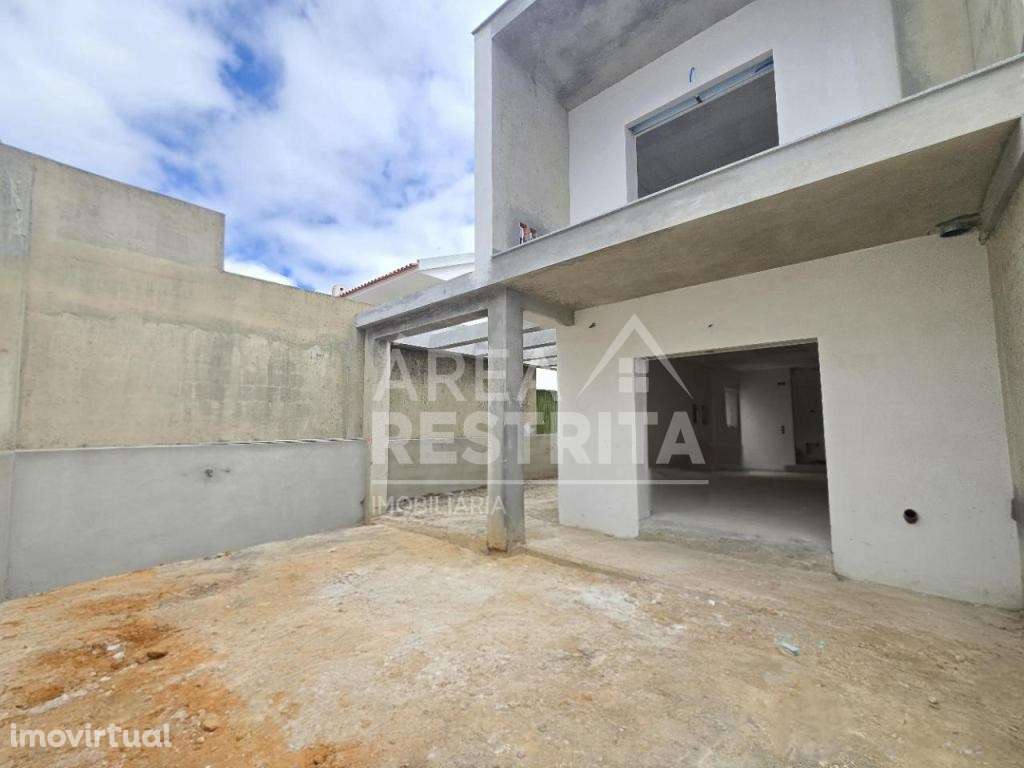 Moradia Geminada c/2 Suites e Pérgula, em Fernão Ferro - Grande imagem: 3/24